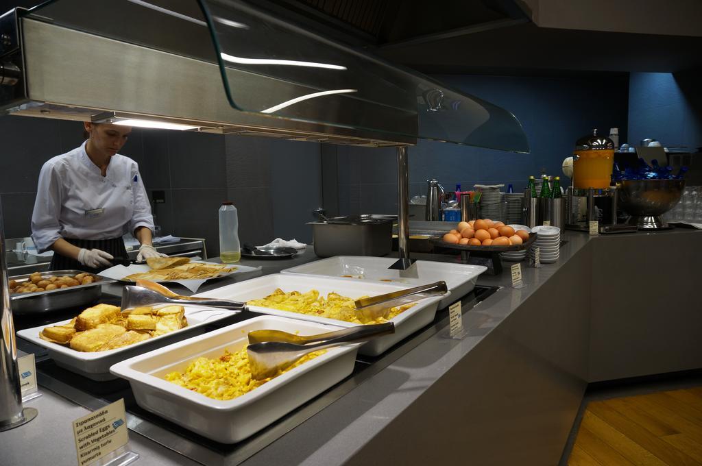 فندق وسبا Alexander Beach أليكسانثيربوليس المظهر الخارجي الصورة A chef working in a commercial kitchen