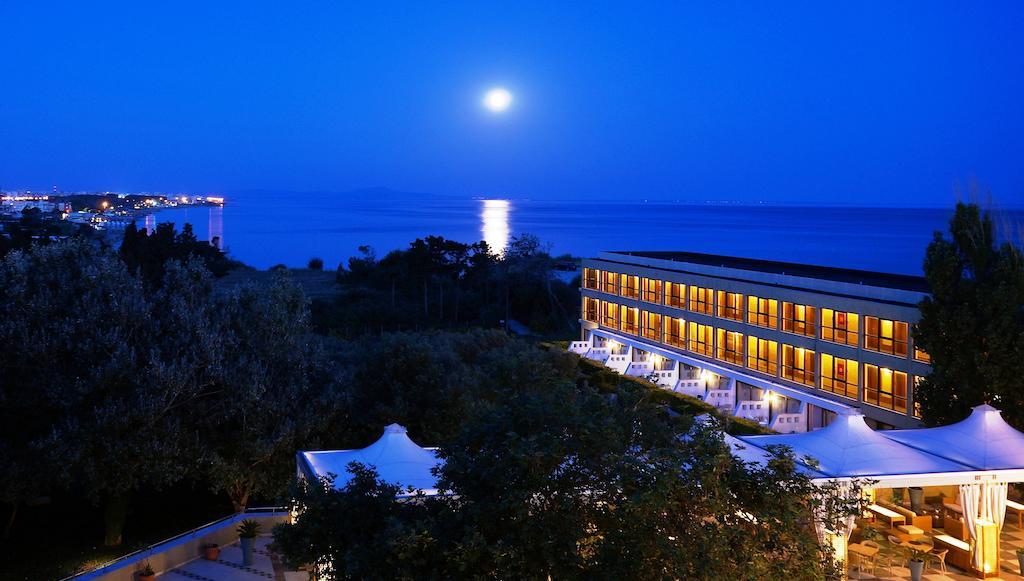 فندق وسبا Alexander Beach أليكسانثيربوليس المظهر الخارجي الصورة The hotel at night