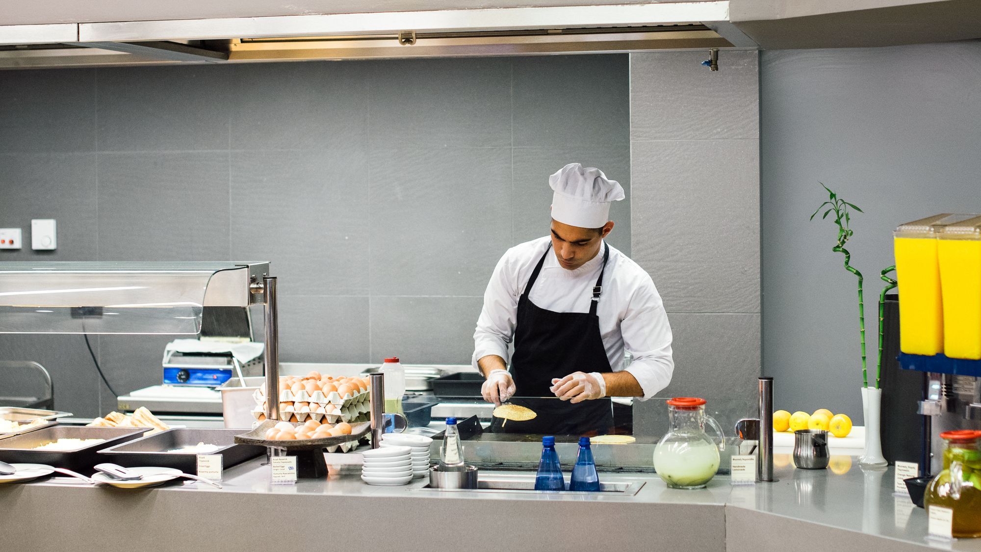 فندق وسبا Alexander Beach أليكسانثيربوليس المظهر الخارجي الصورة A chef preparing food