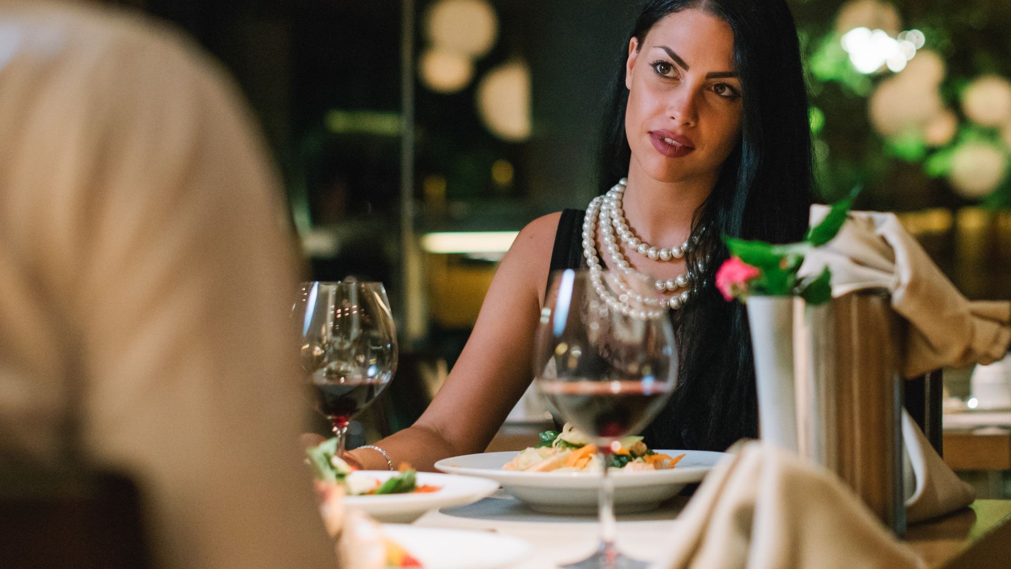 فندق وسبا Alexander Beach أليكسانثيربوليس المظهر الخارجي الصورة A woman dining in a restaurant