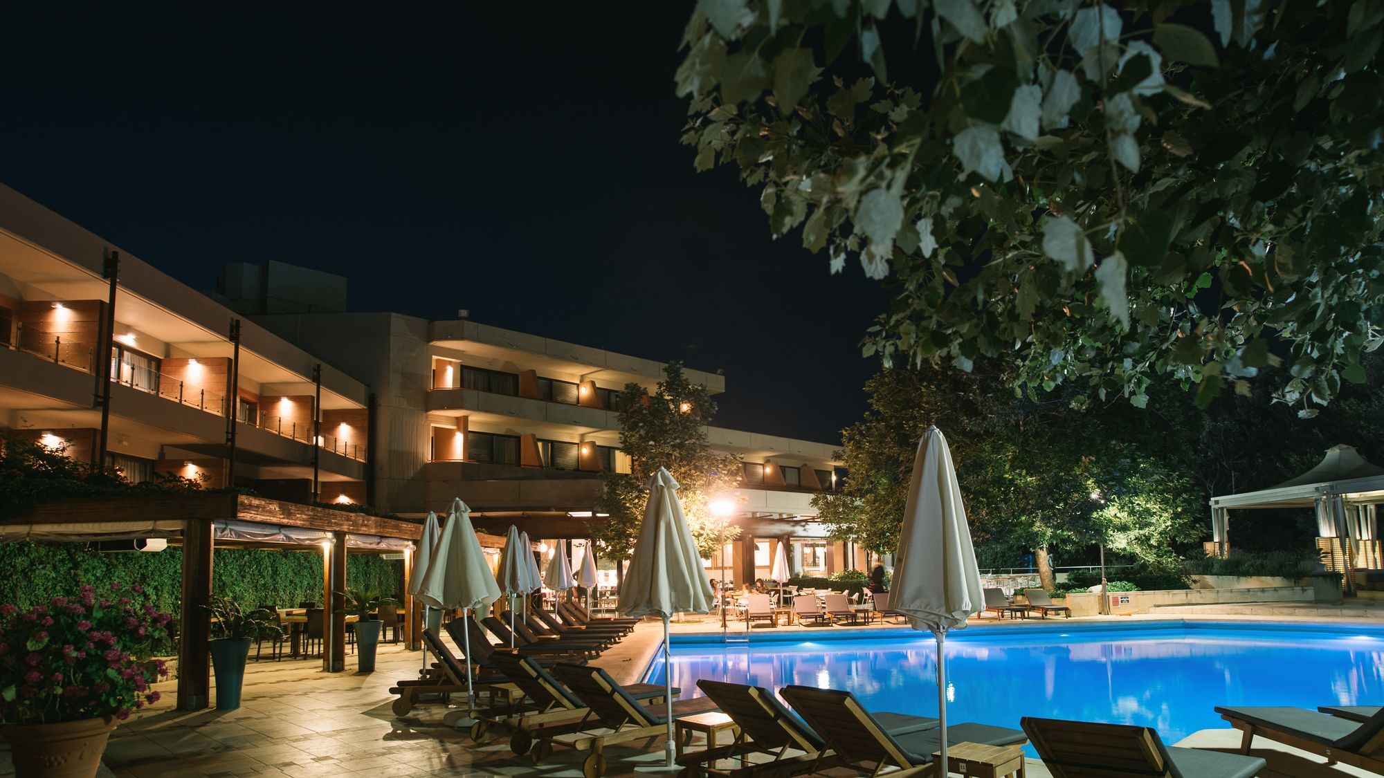 فندق وسبا Alexander Beach أليكسانثيربوليس المظهر الخارجي الصورة The hotel's pool at night