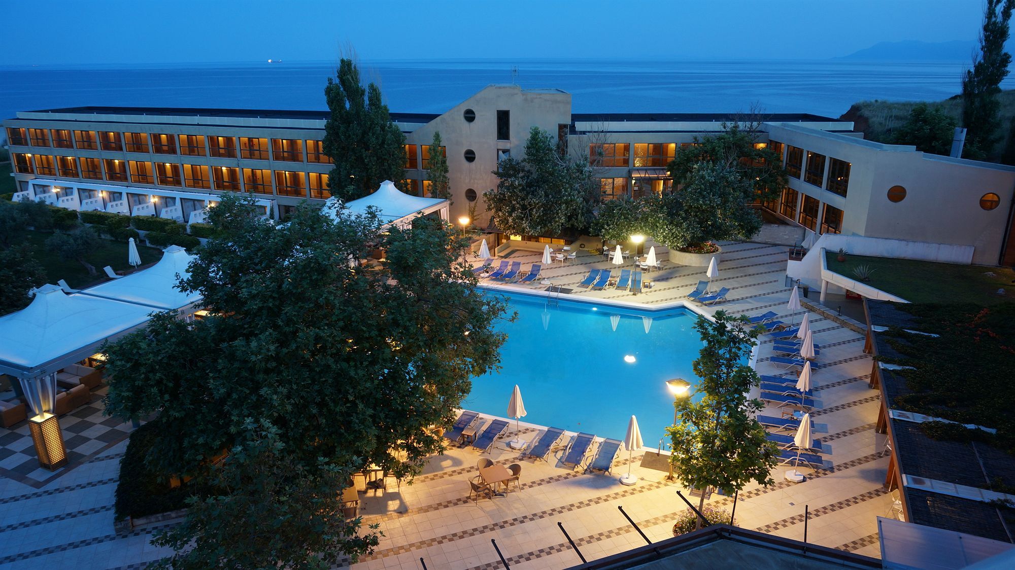 فندق وسبا Alexander Beach أليكسانثيربوليس المظهر الخارجي الصورة The hotel at night